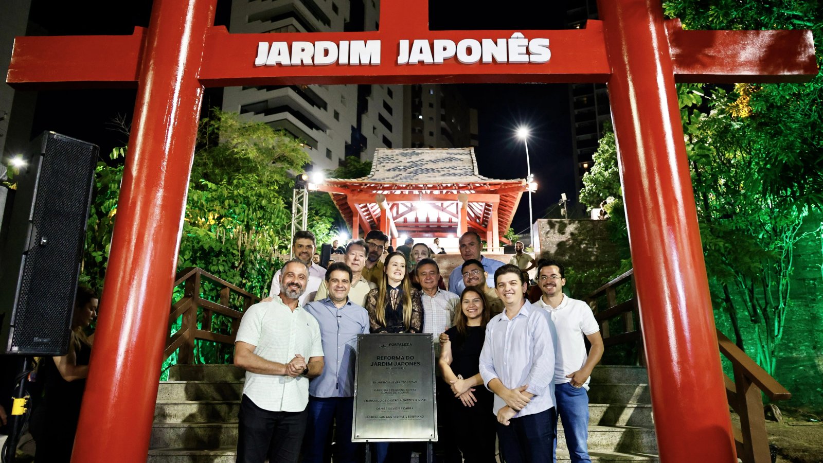grupo de pessoas posa para a foto